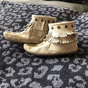 Women’s Minnetonka Moccasin Shoes - size 9